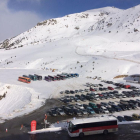 El pàrquing de Boí Taüll amb una dotzena d’autobusos escolars que porten els nens a les pistes.