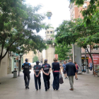Agentes cívicos, paseando junto a Mínguez por el Eix.
