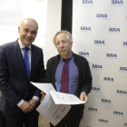 El director de Zona de BBVA en Lleida, Víctor Blasco, junto a Josep Oliver, director del Anuari.