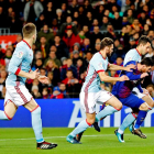 Leo Messi intenta escapar-se de tres jugadors del Celta, en una acció del partit d’ahir.