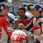 Jorge Lorenzo felicita a Marc después de la ‘pole’ conseguida por su futuro compañero de equipo.