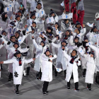 Los deportistas de las dos Coreas desfilaron juntos, ayer en la inauguración de los Juegos Olímpicos de Invierno.