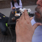 Un hombre fuma, ayer, en una terraza de Lleida ciudad.