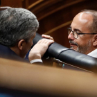 El portavoz del PDeCAT en el Congreso, Carles Campuzano, conversa con el ministro del Interior, Fernando Grande Marlaska.