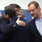 Moreno y Marín se abrazan al inicio de la reunión, ayer, en Sevilla.