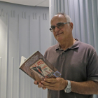 El escritor leridano Eladi Romero, con su último libro, una biografía del policía y escritor Mauricio Karl.