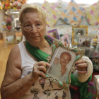 María Hidalgo sostiene una imagen de su hijo, cuyo coche fue hallado en 1999 en el canal de Seròs. 