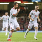 Paco Alcácer celebra un dels dos gols que va marcar ahir amb la selecció espanyola.