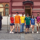 Recreen la bandera LGBTI a Moscou utilitzant les camises de la seva selecció