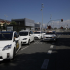 Imatge de la parada de taxis de l’estació de Renfe, amb alguns dels vehicles híbrids.