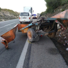 El remolc del tractor que conduïa el ferit, amb el camió implicat en l'accident al fons de la imatge.