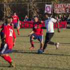 Un jugador del Tremp avança rodejat de diversos defensors del Tornabous.