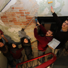 Miquel, Èlia, Bernat, Eduard y Carla en la escalera del edificio que arreglarán.