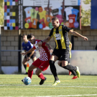 Un jugador del Balaguer se interpone entre el balón y un rival en una acción del partido.