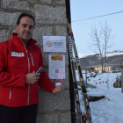 Ramon Sellés muestra las instrucciones que dará la estación de esquí para utilizar los ‘croats’.