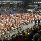 La cancha del pabellón de deportes Barris Nord de Lleida se transformó en un auditorio para un recital de 800 guitarristas.