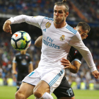 Bale pugna con el céltico Jonny en una acción del partido.
