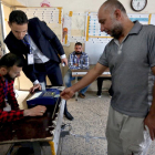 Un iraquià votant en un centre de Bagdad.