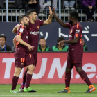 Jordi Alba i Umtiti feliciten Luis Suárez per haver marcat el primer gol de la nit, el primer que anota al conjunt malagueny.