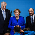 Angela Merkel, ahir, amb el líder de l’SPD, Martin Schulz (dreta), i el de la CSU, Horst Seehofer.