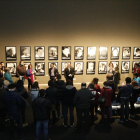 Visita ‘reivindicativa’ ayer en el Museu de Lleida a la exposición de fotos del artista Santiago Sierra.