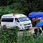 Una ambulància surt del complex de la cova de Tham Luang, a Tailàndia.