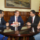 Representantes de Asotrans se reunieron ayer con el subdelegado del Gobierno en Lleida. 