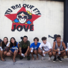 Algunos jóvenes con el artista Llukutter frente del mural. 