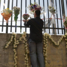 Ofrena floral en record de les gairebé 200 víctimes de la major massacre a Espanya.