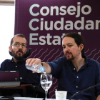 El líder de Podem, Pablo Iglesias, amb el seu número 2, Pablo Echenique, ahir, a Madrid.