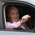 El rei emèrit, ahir, va saludar als mitjans des d’un cotxe al sortir d’una clínica de Madrid.