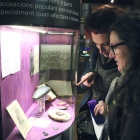 Visitantes observando objetos en la exposición.