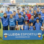 Los jugadores del once inicial ante el Alcoyano posan con aficionados y niños antes del partido.