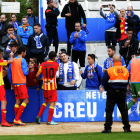 Els jugadors del Lleida van anar a saludar, al final del partit, els aficionats que s’havien desplaçat fins a la Nova Creu Alta de Sabadell.