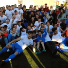 Los jugadores del Mollerussa y algunos aficionados celebran la victoria y el ascenso a Primera Catalana tras finalizar el partido contra el Solsona.