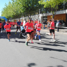 Un grup de participants durant els primers metres de la carrera.