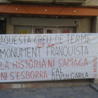 La pancarta que s’ha desplegat a la plaça Major de Tàrrega.