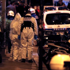 Policies gals investiguen el lloc de l’atac durant la matinada de dissabte a diumenge a París.