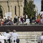 Un momento del Festival de Jotas, que tuvo que celebrarse sin equipo de sonido, ayer en la plaza Sant Joan.