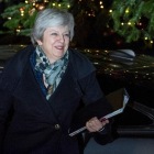 Theresa May regresa al 10 Downing Street tras superar la moción de confianza.