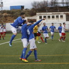Els jugadors de l’Alcarràs celebren el gol de l’empat aconseguit per Lorenzo.