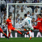 Cristiano Ronaldo remata ante la presencia de varios defensas de la Real Sociedad.