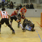 Un jugador del Alpicat intenta marcar un gol ante la oposición del portero rival.