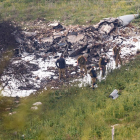 Soldados israelíes inspeccionando los restos del F-16 derribado ayer por Bashar Al Asad.