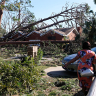 Arbres caiguts sobre un habitatge a Callaway, a Florida.