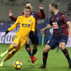 Griezmann prova de superar Iván Ramis en el partit d’ahir.