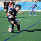 Un jugador del Brea reté l’esfèric davant de la pressió d’un del Tamarit.