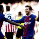 Messi celebra con Dembélé el segundo tanto de los azulgranas, que dejó el partido encarrilado para el Barça.