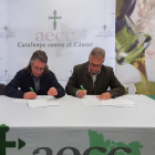 La signatura de l'acord entre la DOP Les Garrigues l'AECC a Lleida.