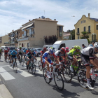 Esteladas y lazos amarillos recibieron a la Vuelta en Ponts.